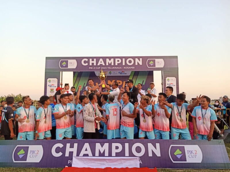 RAIH JUARA: Ade Sunaryo, Lurah Salembaran Jaya, Kecamatan Kosambi, Kabupaten Tangerang mengangkat tropi juara turnamen sepakbola PIK 2 Tahun 2023.