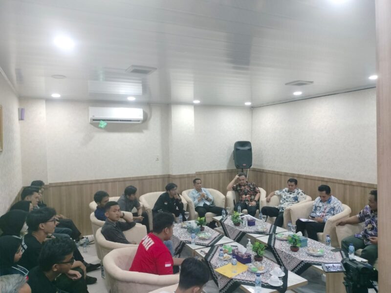 DIALOG: Penjabat Bupati Tangerang bersama sejumlah pejabat terkait menerima aspirasi Tangerang Youth, Kamis (21/12/2023).