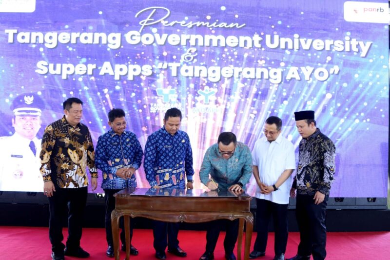 RESMIKAN: Menteri PAN RB, Abdullah Azwar Anas meresmikan aplikasi Tangerang Ayo, Kamis (21/12/2023).