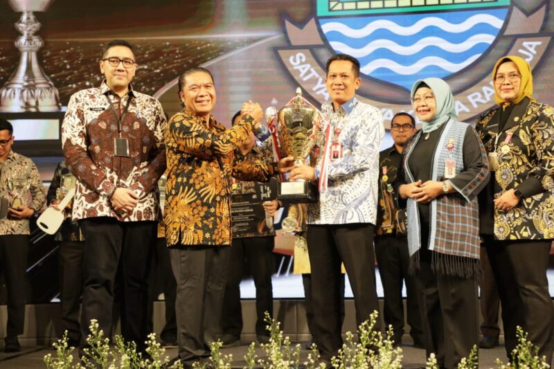 PRESTASI: Penjabat Bupati Tangerang, Andi Ony menerima penghargaan pengelolaan keuangan dan aset se Banten dari Penjabat Gubernur Banten Al Muktabar.