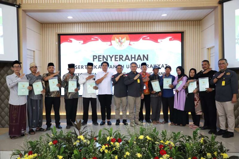 SERTIFIKAT PTSL: Warga Kecamatan Jambe menerima pembagian sertifikat tanah yang diterbitkan melalui program PTSL.