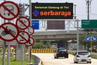 PINTU TOL: Jalan tol Serpong-Balaraja terlihat semakin padat menjelang Nataru 2023.