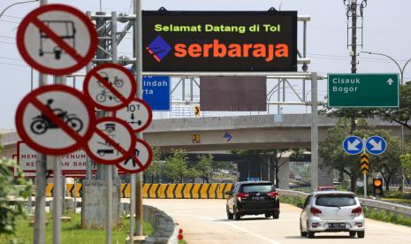 PINTU TOL: Jalan tol Serpong-Balaraja terlihat semakin padat menjelang Nataru 2023.