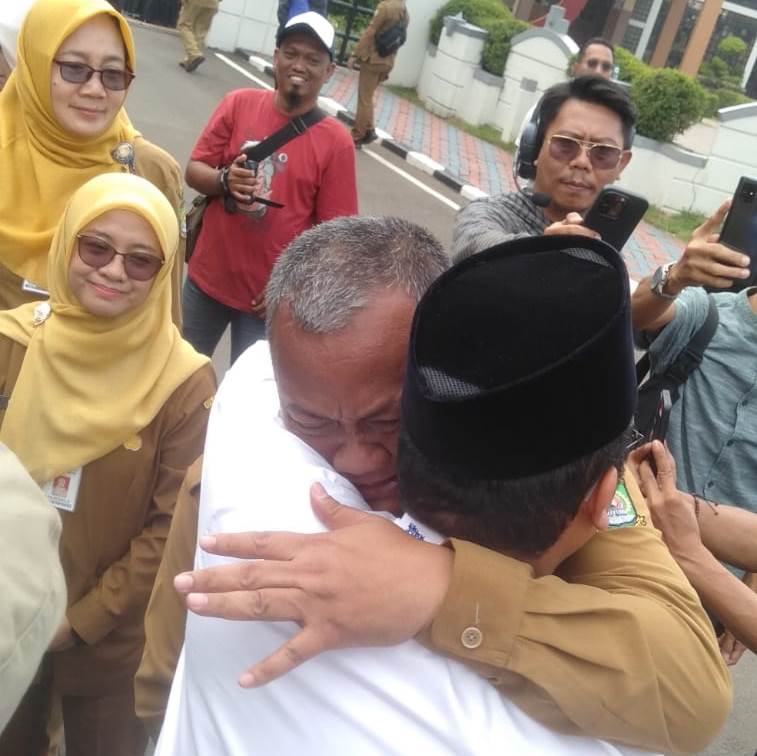PURNA TUGAS: Walikota Tangerang Arief Wismansyah dipeluk salah satu pegawai saat perpisahan.