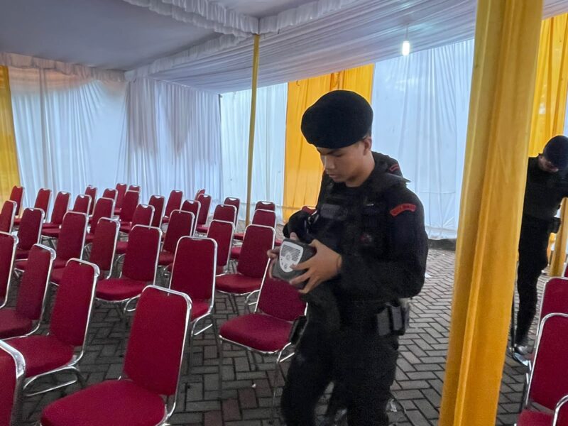 JAGA KELANCARAN IBADAH: Tim Penjinak Bom Detasemen Gegana Brimob Polda Metro Jaya untuk melakukan sterilisasi sejumlah gereja di Tangerang.