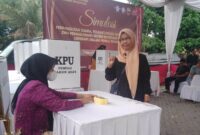SIMULASI: Salah seorang warga Desa Pasir Bolang, Kecamatan Tigaraksa, Kabupaten Tangerang mengikuti simulasi pemilu 2024, Selasa (26/12/2023).