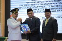 SIAP LANJUTKAN: Penjabat Walikota Tangerang, DR. Nurdin melakukan salam komando dengan mantan Walikota Tangerang Arief Wismansyah didamping mantan Wakil Walikota Tangerang Sachrudin.
