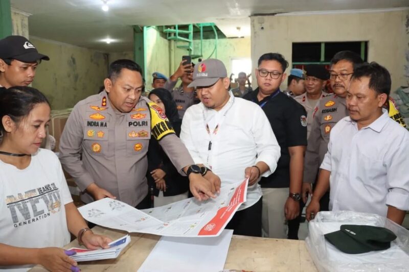AWASI: Anggota Bawaslu Kabupaten Tangerang Feryy Purnama (tengah) saat mengawasi pelipatan kertas suara di Gudang KPU Kabupaten Tangerang.