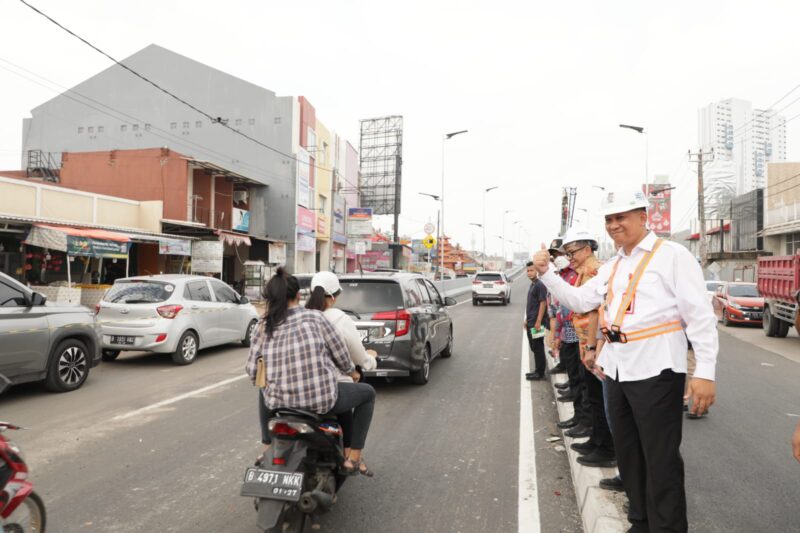 UJI COBA: Penjabat Bupati Tangerang menyapa warga yang melintas di flyover Cisauk dalam uji coba terbatas.