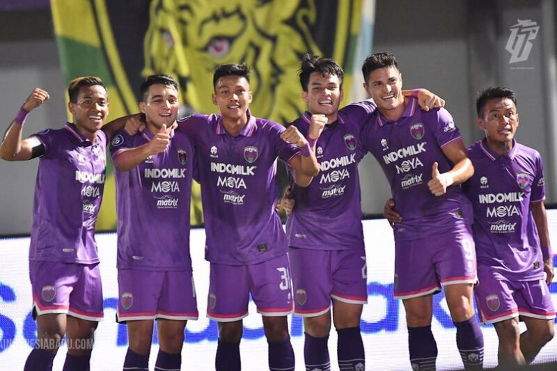 SKUAD PERSITA: Para pemain Persita Tangerang, melakukan selebrasi seusai menjebol gawang lawan.