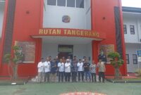 DOA AKHIR TAHUN: Perwakilan Pondok Pesantren Suryalaya foto bersama di depan rutan.