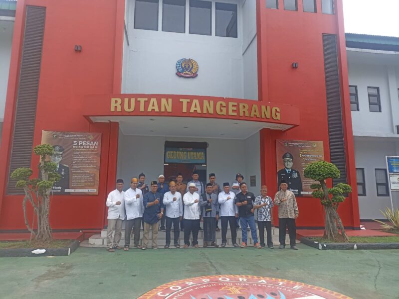 DOA AKHIR TAHUN: Perwakilan Pondok Pesantren Suryalaya foto bersama di depan rutan.
