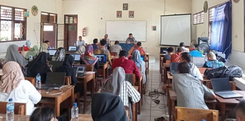 Kepala Sekolah UPT SMAN 1 Bandung, Drs. H. Priyadi, M.S.i, saat memimpin rapat kerja awal tahun 2024.