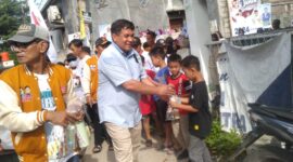 SUSU MAKAN GRATIS: Caleg Partai Gerindra berbagi susu dan makan gratis dalam kampanyenya di Cipondoh dan Pinang.