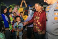 PANTAU MALAM TAHUN BARU: Penjabat Walikota Tangerang, Nurdin, mendatangi sejumlah lokasi perayaan tahun baru, Minggu (31/12/2023).