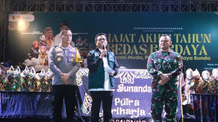 Bupati Bandung, Dadang Supriatna saat menyampaikan pencapaian kinerja Pemkab Bandung pada acara Hajat Akhir Tahun Bedas Berdaya (31/12/2023).