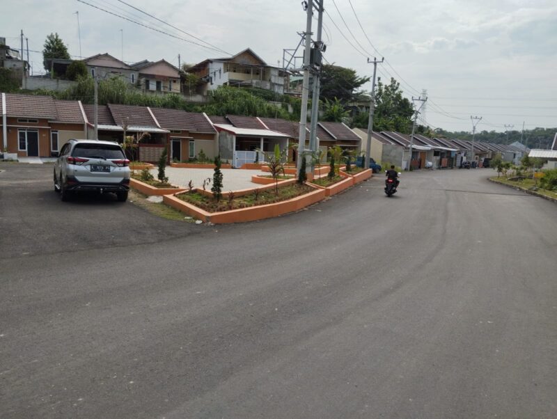 Peningkatan Sarana Utilitas Umum di sejumlah perumahan dalam bentuk pembangunan sarana infrastruktur jalan, pengaspalan, dan paving block.