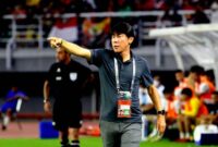 DAMPINGI ANAK ASUH: Pelatih Timnas Indonesia, Shin Tae-yong saat mendampingi anak asuhnya bertanding.
