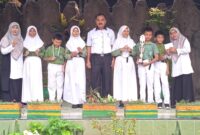 Penyerahan reward berupa piala dan uang pembinaan oleh Kepala Sekolah UPT SDN Cikande 1, Suharja.
