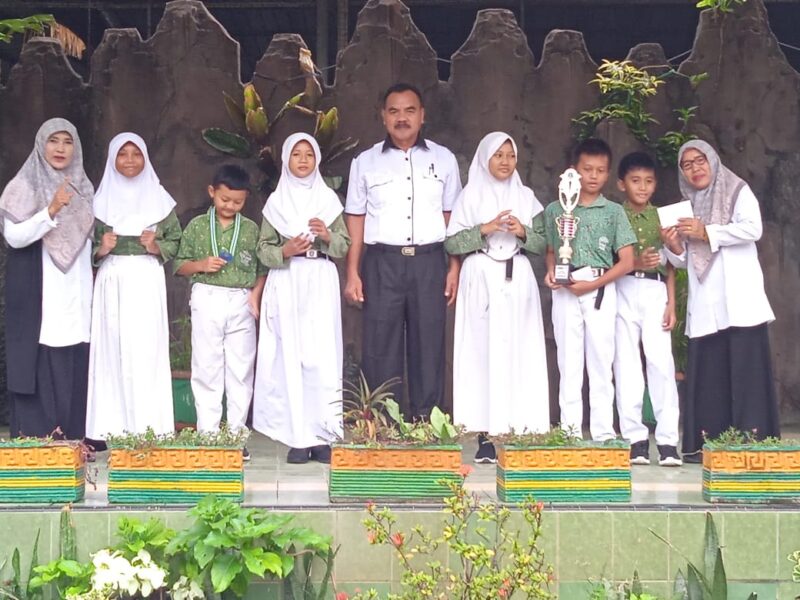 Penyerahan reward berupa piala dan uang pembinaan oleh Kepala Sekolah UPT SDN Cikande 1, Suharja.