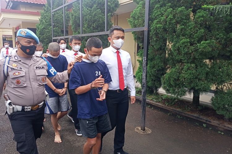 Kelima pelaku penganiayaan berinisial RP (55), RH (20), SS (24), SS (38), dan AK (23), yang langsung ditetapkan sebagai tersangka.