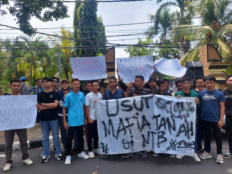 AKSI: Massa dari Lombok Global Institut berunjuk rasa di depan Mapolda NTB, Kamis (4/1/2024). Mereka mendesak polisi menangkap DPO kasus mafia tanah.

