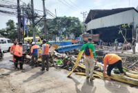 BERSIHKAN SUNGAI: Petugas kebersihan Kota Tangerang membersihkan sungai dari sampah.