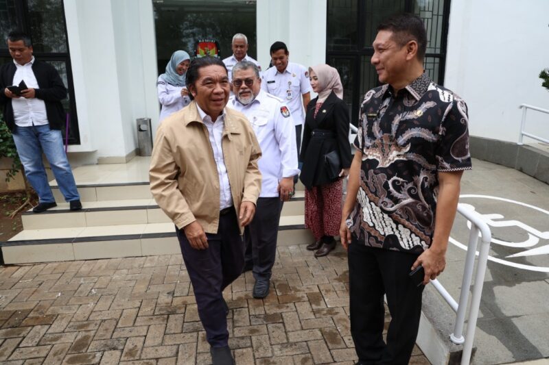Penjabat (Pj) Gubernur Banten Al Muktabar saat melakukan kunjungan ke kantor Komisi Pemilihan Umum (KPU) Provinsi Banten.