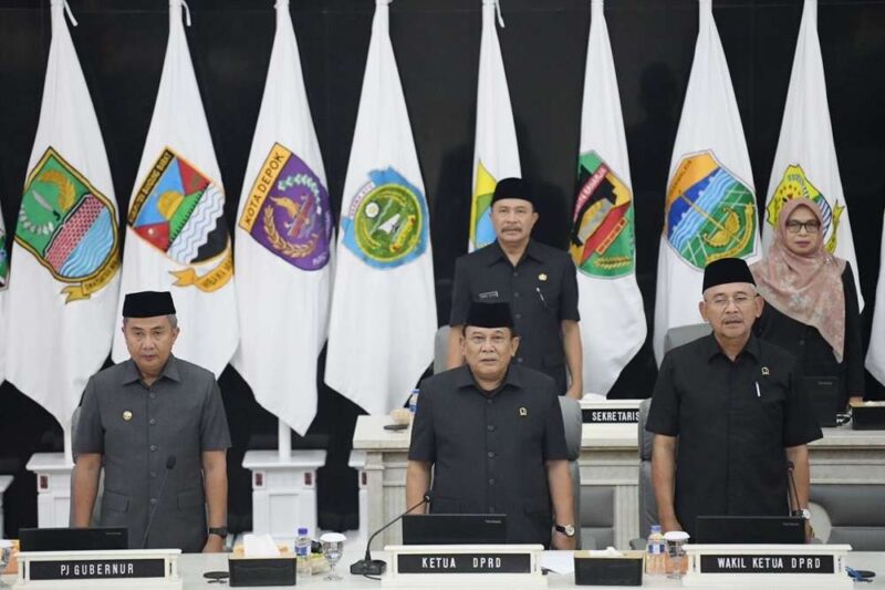 Penjabat Gubernur Jawa Barat, Bey Machmudin saat menghadiri Rapat Paripurna DPRD Provinsi Jawa Barat, (4/1/2024).