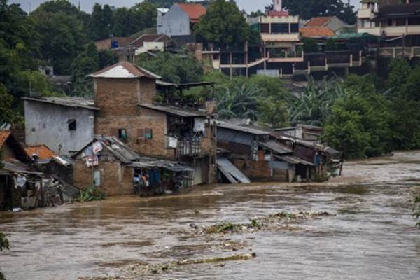 Warga bantaran sungai rawan terhadap bahaya banjir.