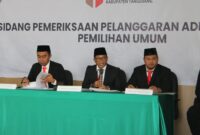 PERSIDANGAN: Ketua Gakumdu Bawaslu Kabupaten Tangerang, M.K. Ulumudin (kiri) mengikuti Sidang Pemeriksaan Pelanggaran Administrasi Pemilu 2024.