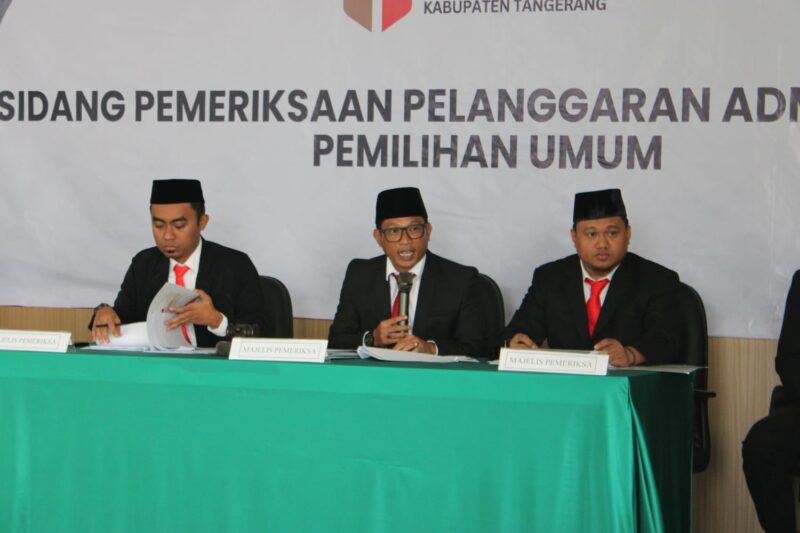 PERSIDANGAN: Ketua Gakumdu Bawaslu Kabupaten Tangerang, M.K. Ulumudin (kiri) mengikuti Sidang Pemeriksaan Pelanggaran Administrasi Pemilu 2024.