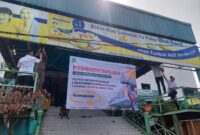 Petugas Satpol PP saat memasang spanduk pemberitahuan untuk pengosongan lokasi berdagang di Pasar Anyar.
