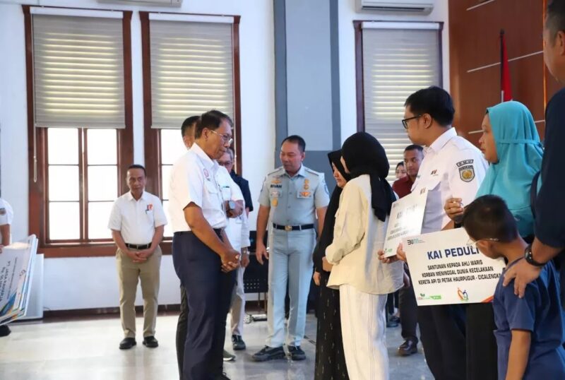 RESPON CEPAT: Jasa Raharja dan PT Kereta Api Indonesia (Persero) memberi santunan kepada keluarga korban kecelakaan kereta api antara KA Turangga dengan kereta lokal Commuter Line. Foto: dok. KAI