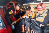 EVAKUASI KORBAN: Petugas penyelamat saat mengevakuasi korban tenggelam.