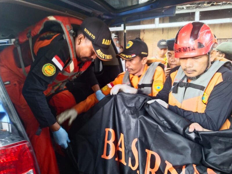 EVAKUASI KORBAN: Petugas penyelamat saat mengevakuasi korban tenggelam.