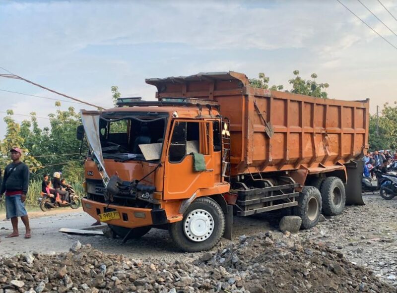 Truk tronton pengangkut tanah dan batu yang mengalami kecelakaan di Jalan Raya Leuwiliang-Jasinga.