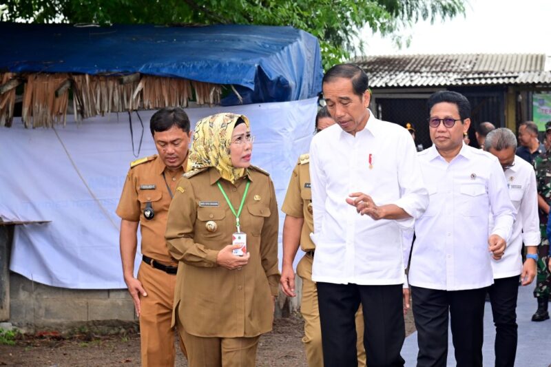 Presiden Joko Widodo didampingi Bupati Serang Ratu Tatu Chasanah saat melakukan kunjungan kerja ke Desa Margagiri, Kecamatan Bojonegara, Kabupaten Serang (08/01/2024).
