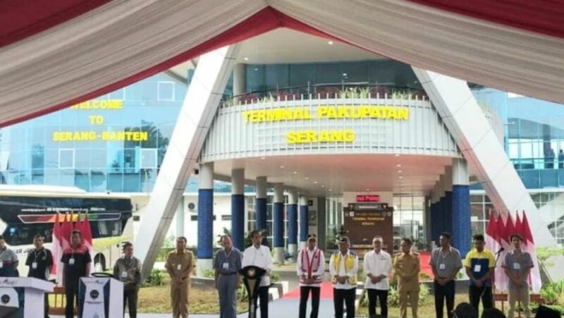 Penjabat (Pj) Gubernur Banten Al Muktabar dampingi Presiden Republik Indonesia Joko Widodo saat meresmikan Terminal Pakupatan Kota Serang (8/1/2024).