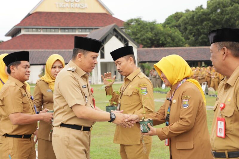 PROGRAM GERCEP: Penjabat Bupati Tangerang saat memberikan bibit cabe kepada perwakilan pegawai.