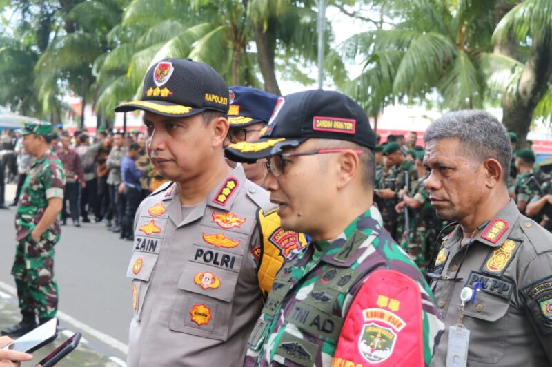 KAWAL JOKOWI: Petugas keamanan dari polisi dan TNI persiapan pengamanan kunjungan Presiden Jokowi ke Kota Tangerang.