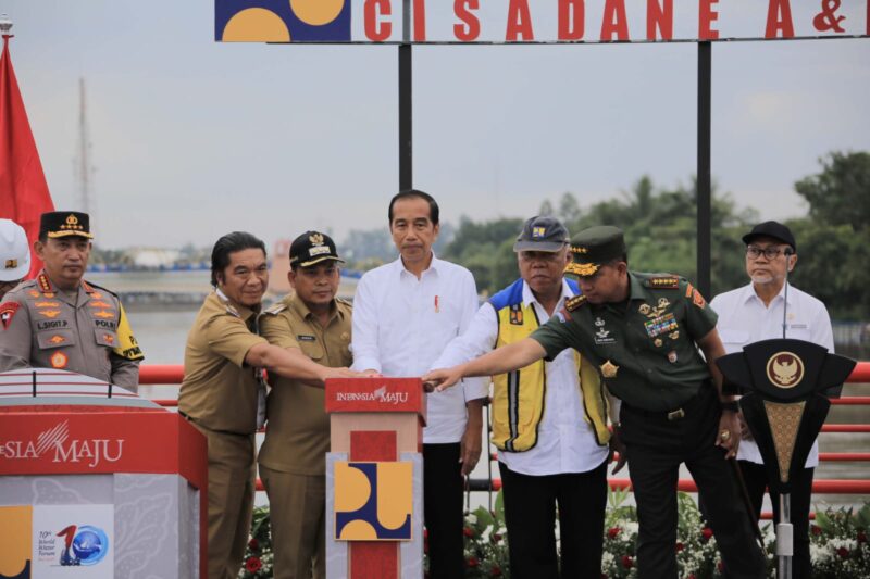 RESMIKAN: Presiden Joko Widodo saat peresmian Jembatan Cisadane di Kota Tangerang, Senin (8/1/2024).