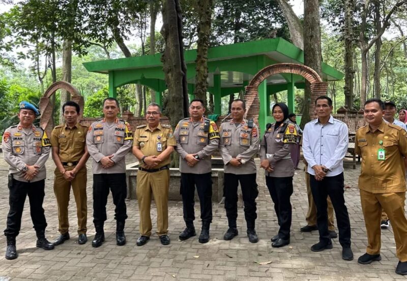 WISATA RELIGI: Kapolresta Tangerang dan jajaran mengunjungi kawasan Wisata Religi Kramat Solear, Senin (8/1/2024).