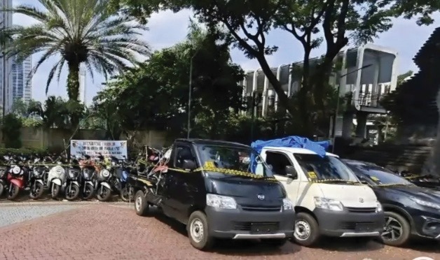 BARANG BUKTI: Sejumlah kendaraan yang menjadi barang bukti kasus penadahan di gudang milik Pusat Zeni Angkatan Darat (Pusziad),  Sidoarjo, Jawa Timur. (ist)