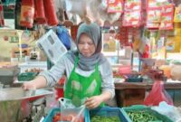 STOK AMAN:  Seorang pedagang penjual kebutuhan pokok di pasar tradisional. (ist)
