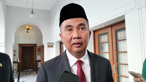 Plt Gubernur Jawa Barat, Bey Machmudin.