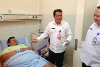 JENGUK: Sekretaris Daerah Kabupaten Tangerang menjenguk Engky pasien obesitas di RSUD Tangerang.