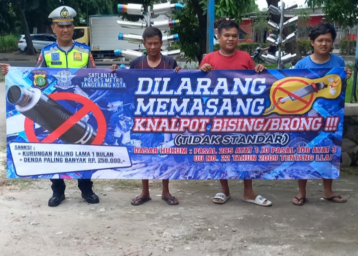 LARANGAN: Satlantas Polres Metro Tangerang melarang penggunaan knalpot bersuara bising lewat sejumlah spanduk imbauan.