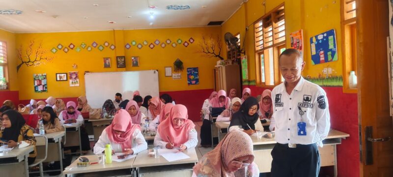 PENINGKATAN KOMPETENSI: Kegiatan Bimtek pelajaran Matematika Smart dan Bahasa Inggris di SDN Pemukiman (10/01/2024).