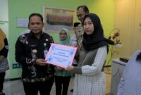 Pj Walikota Tangerang, Nurdin saat menyerahkan bantuan PMT untuk Ibu Hamil di Puskesmas Ciledug (11/01/2024).